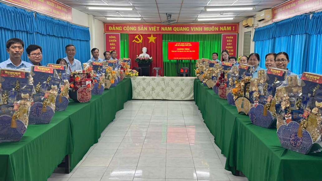 Bến xe khách Châu Đốc chăm lo Tết cho người lao động